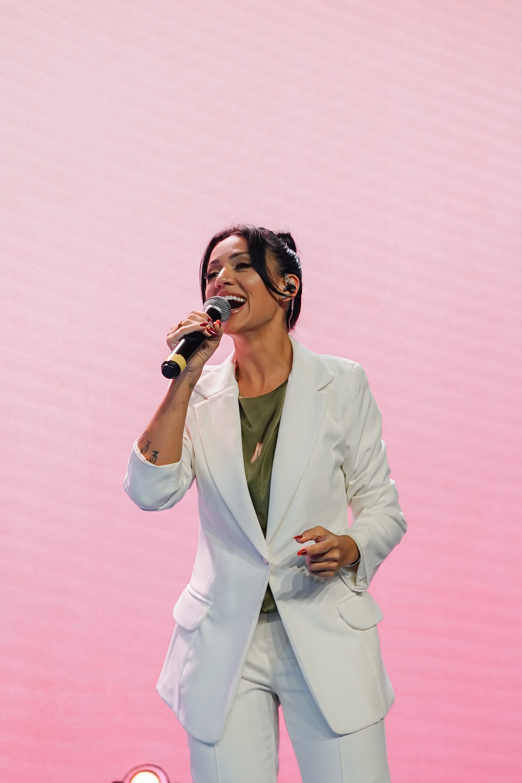 Mulher representando a essência feminina do evento